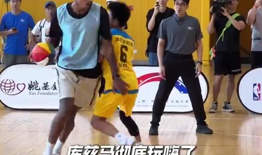 姚基金慈善赛校园公益探访 库兹马和麦克朗用心跟小朋友们玩耍~