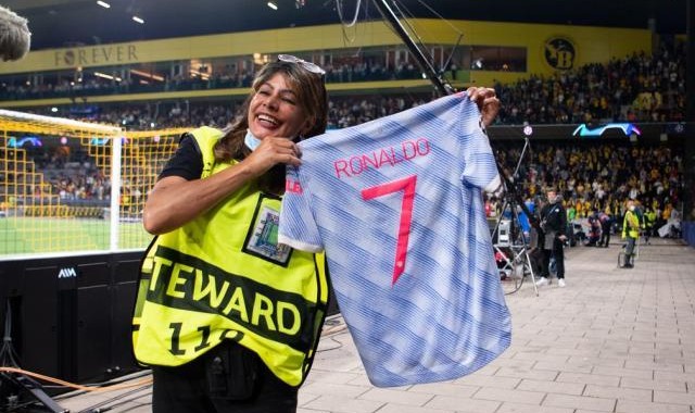 kaiyun-被C罗闷中女保安获赠他7号球衣 7年前曾跟他对骂